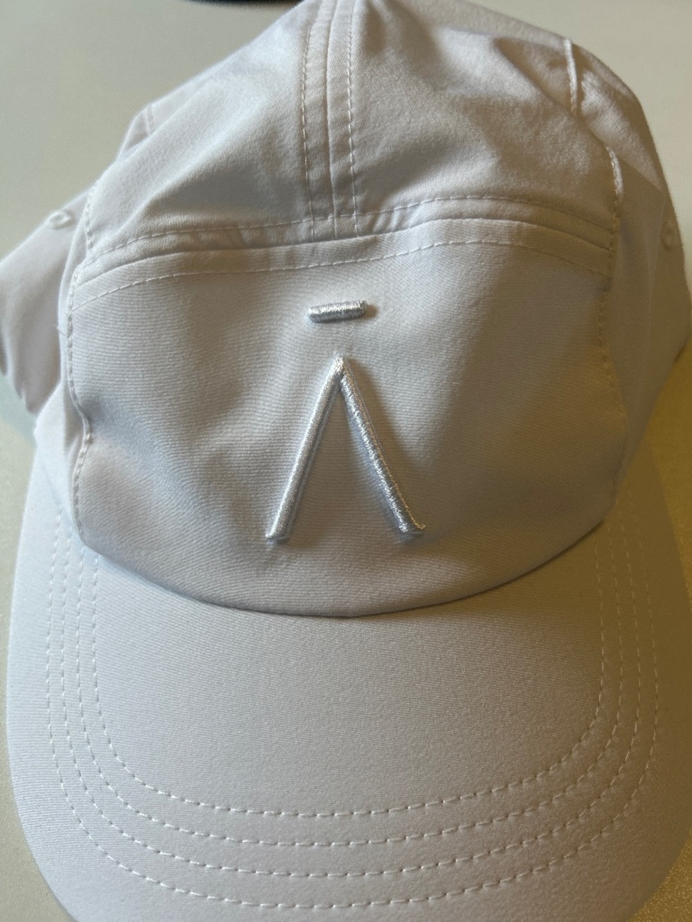 Āman White Performance Running Hat | Lightweight Stretch Cap